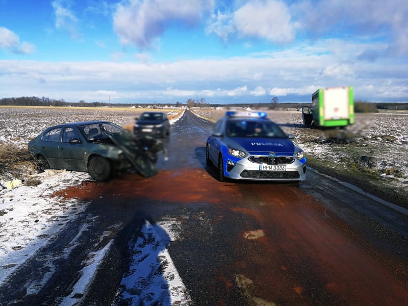 Sokoły. Ciężarówka zderzyła się ze Skodą, a ta następnie z Mercedesem [foto]