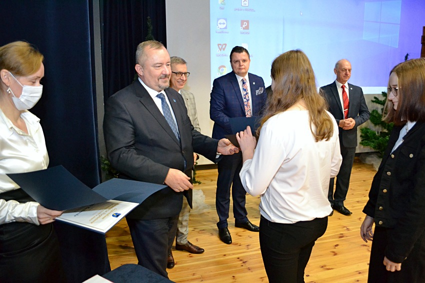 Stypendia burmistrza Szepietowa dla zdolnych uczniów. Kto je dostał? [foto]