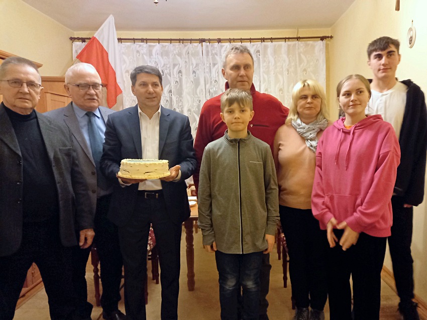 W domu parafialnym w Sokołach zamieszkała pięcioosobową rodzina z Ukrainy [foto]