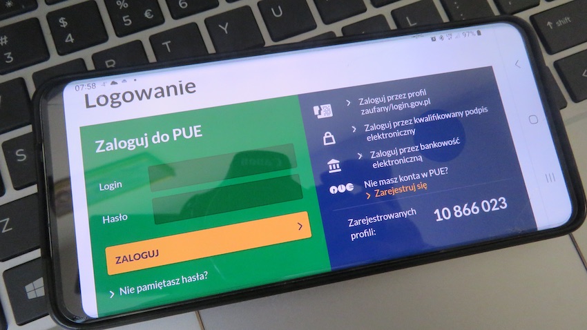 Duchowni i rodzice zatrudniający nianie również musza mieć konto na PUE ZUS