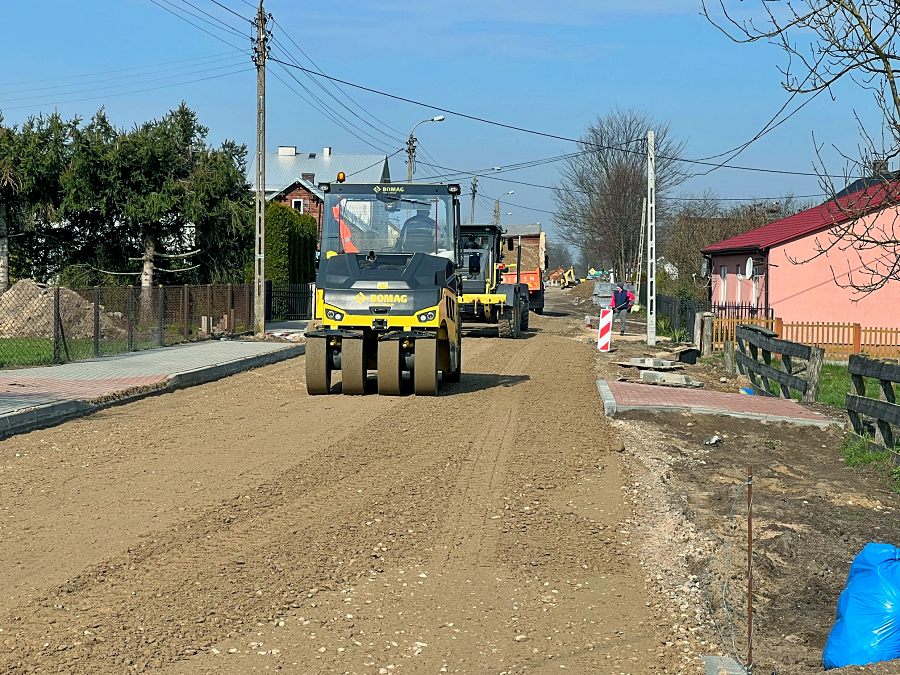 Ciechanowiec. Przebudowa drogi powiatowej. Trwają prace związane z nawierzchnią bitumiczną [foto]