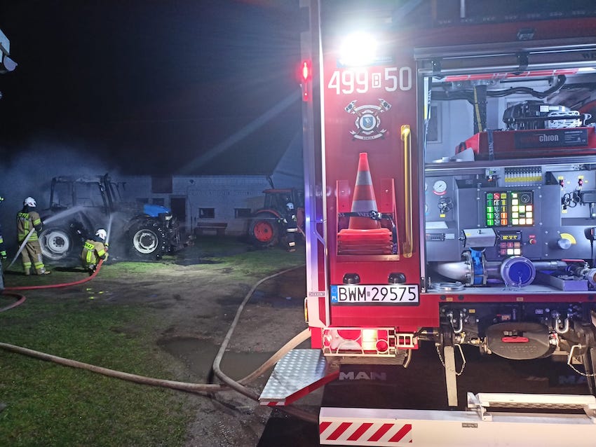 Sokoły. Pożar ciągnika rolniczego. Na miejsc zadysponowano 3 zastępy straży