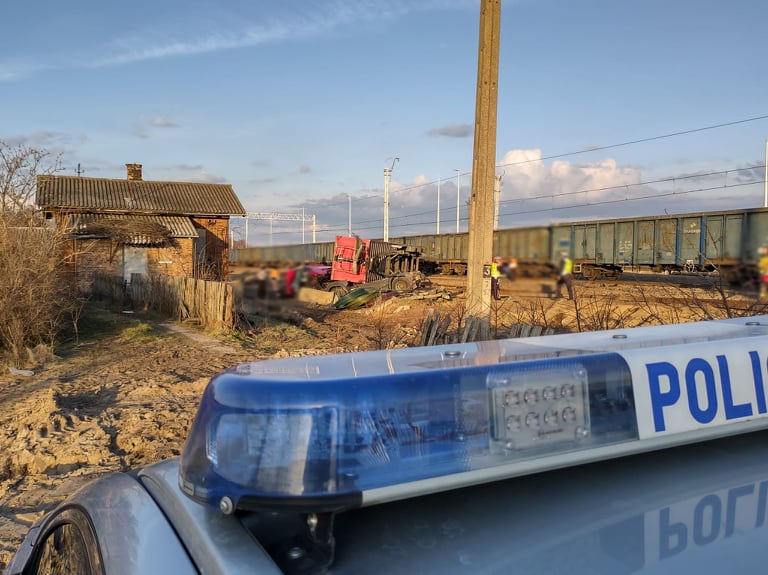 Przywracany jest ruch pociągów po wypadku na przejeździe w gminie Szepietowo