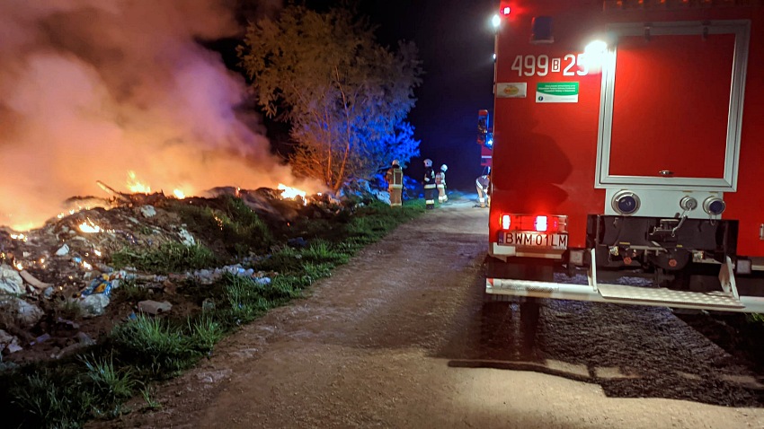 Paliło się dzikie wysypisko śmieci! Na miejsce zadysponowano 4 zastępy straży [foto]