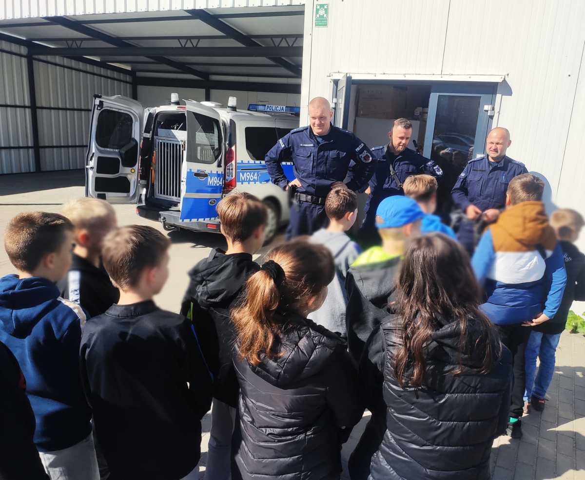 Uczniowie z Szepietowa i Wysokiego Mazowieckiego z wizytą na komendzie [foto]