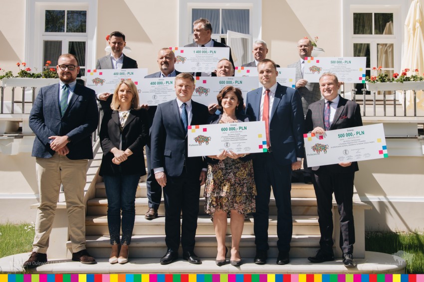 Ciechanowiec. Symboliczne czeki z dotacjami odebrali samorządowcy [foto]