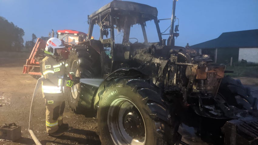 Kobylin-Borzymy. Doszczętnie spłonął ciągnik rolniczy [foto]
