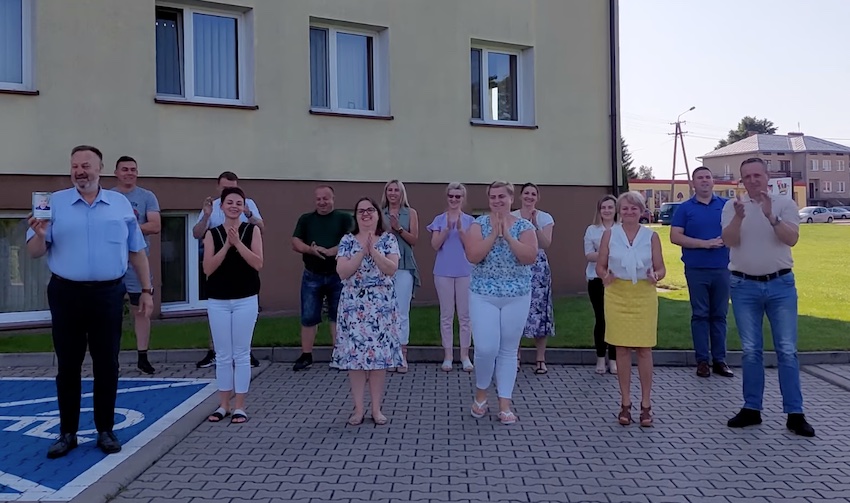 Kobylin-Borzymy. Urzędników robili przysiad dla małej Oli [wideo]