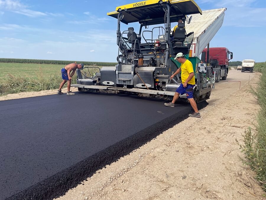 Trwają prace na drodze Kobylin-Borzymy - Czajki  [foto]