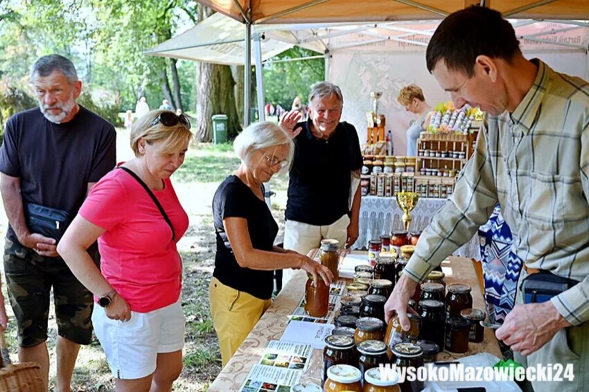 Kurowo: zwiedzający wybierają miody na stoisku podczas Biesiady Miodowej