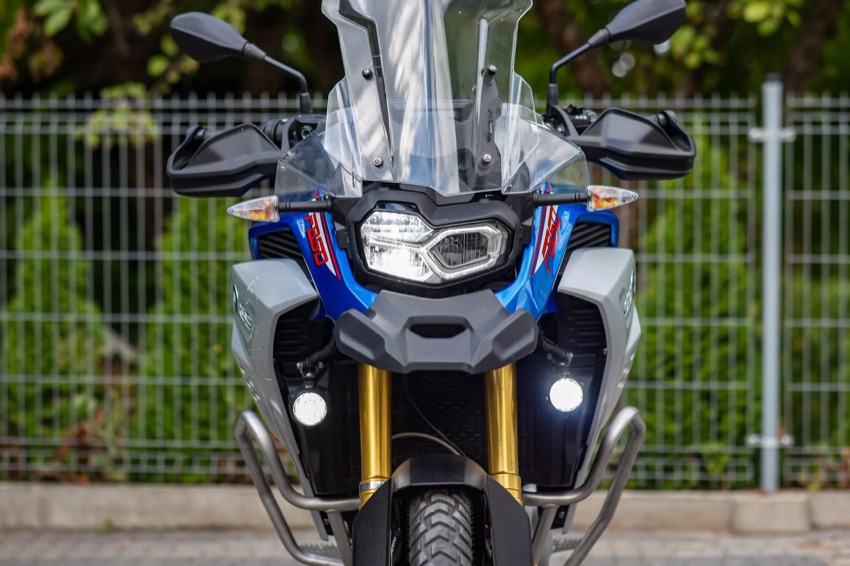 BMW F 850 GS Adventure od przodu — reflektor LED, gmole i światła przeciwmgielne