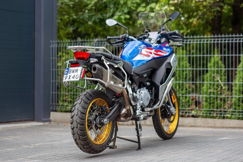 BMW F 850 GS Adventure — stelaże pod kufry boczne i wydech Akrapovič