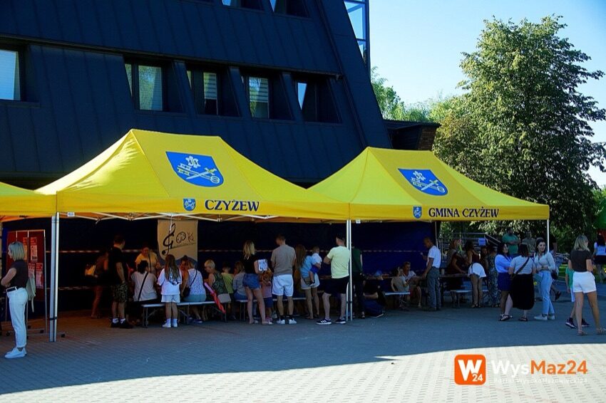 Czyżew: żółte namioty gminy i stoiska na placu przy Urzędzie Miejskim podczas Rodzinnego Festynu Radości
