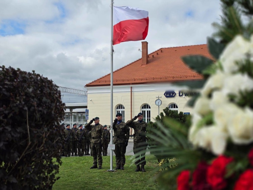 Czyżew: flaga na maszcie przed budynkiem stacji kolejowej