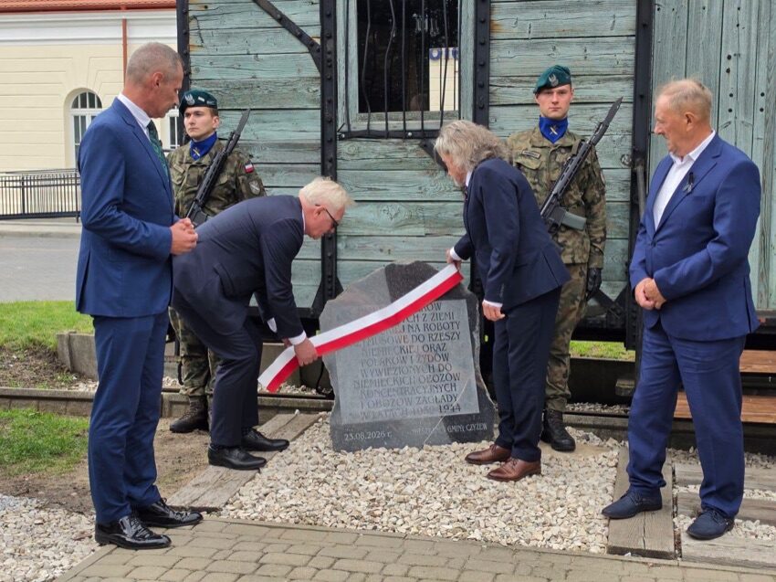 Czyżew: odsłonięcie pomnika ofiar wojennych deportacji przy stacji kolejowej