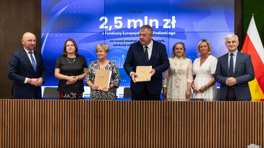 Wysokie Mazowieckie: przedstawiciele miasta z podpisanymi umowami o dofinansowanie projektów przedszkolnych
