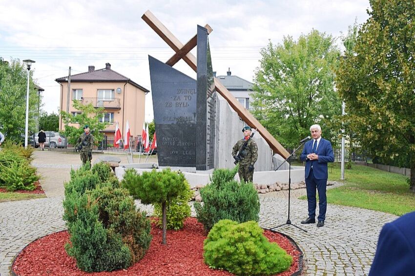 Sokoły: pomnik ofiar Operacji Polskiej NKWD z wartą honorową podczas rocznicowej uroczystości