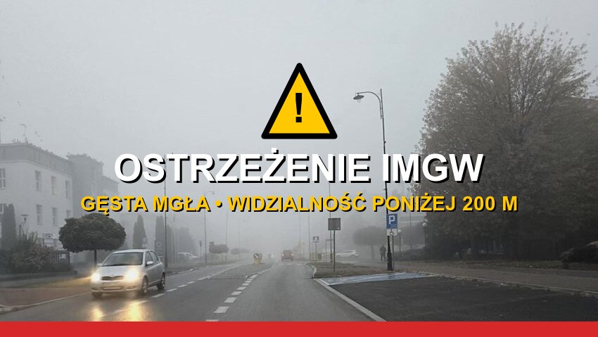 Gęsta mgła na ulicy, samochód z włączonymi światłami - ostrzeżenie IMGW dla powiatu wysokomazowieckiego