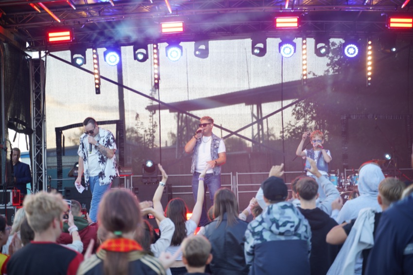 Klukowo: publiczność z rękami w górze przed sceną podczas Festynu na Zakończenie Lata