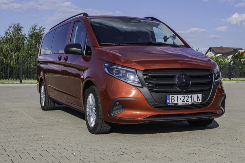 Mercedes Vito Tourer 4-Matic — bus 9-osobowy do wynajęcia, widok z przodu