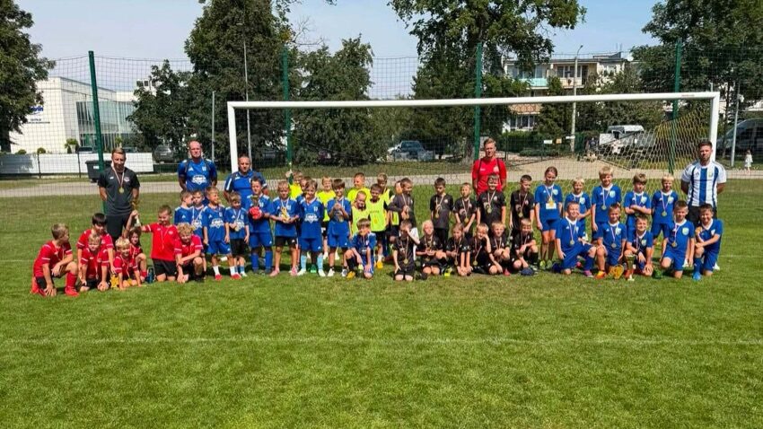 Czyżew: uczestnicy drugiego turnieju Orlęta Cup z medalami na stadionie przy ul. Zarzecze