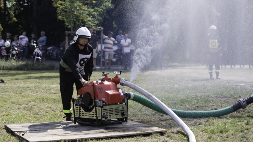 Ciechanowiec: strażak obsługuje motopompę podczas ćwiczenia bojowego na gminnych zawodach OSP