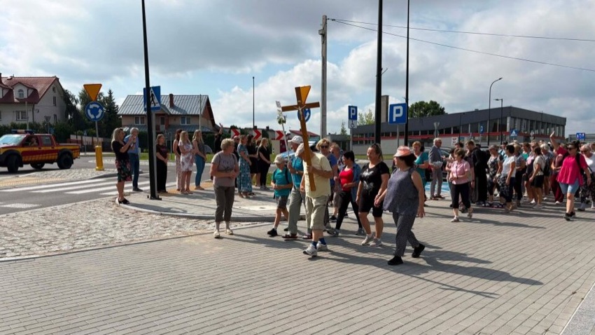 Czyżew: pątnicy z krzyżem na czele wyruszają w pielgrzymkę do Hodyszewa