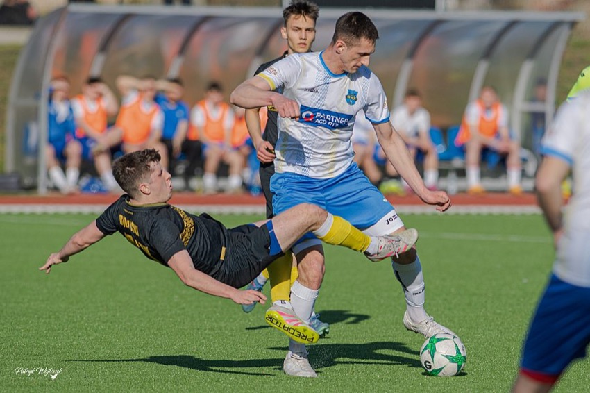 Ciechanowiec: walka o piłkę podczas kwietniowych derbów na miejskim stadionie