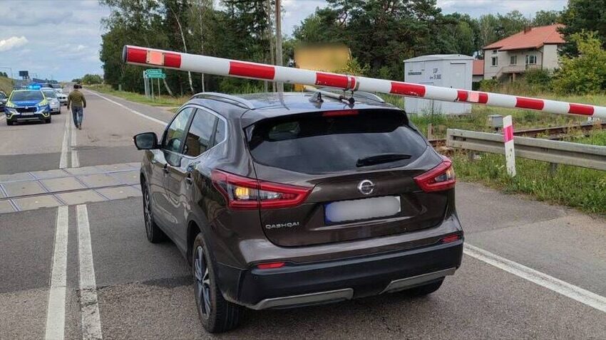 Rogatka opuszczona na dach samochodu na przejeździe kolejowym