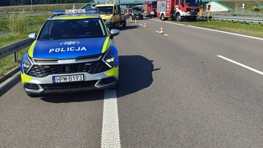 S8 w powiecie zambrowskim: radiowóz i wozy strażackie na zablokowanym pasie