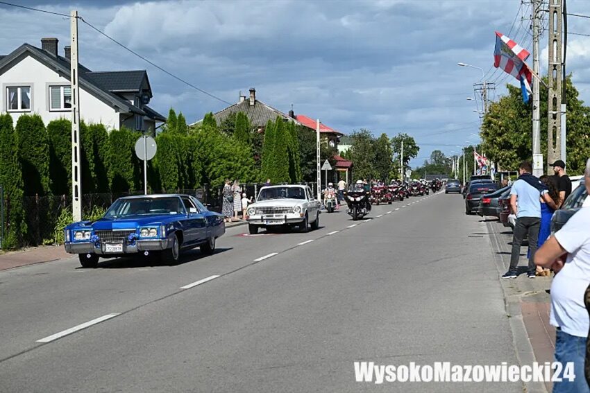 Nowe Piekuty: zabytkowe samochody w kolumnie parady na dożynkach