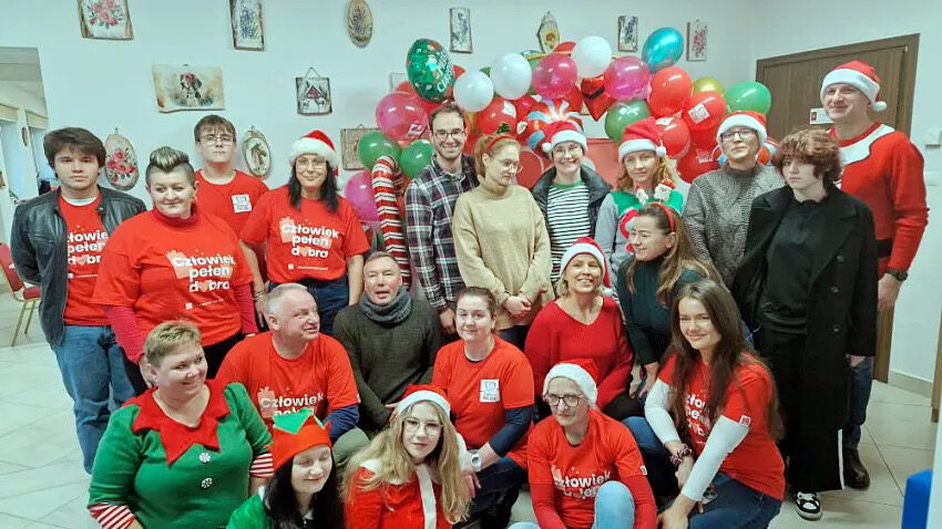 Wolontariusze Szlachetnej Paczki w czerwonych koszulkach podczas finału akcji w Ciechanowcu