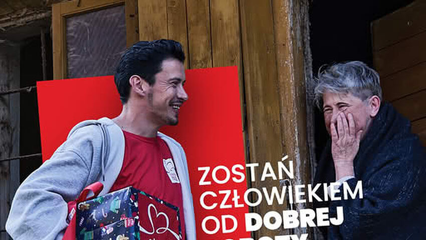 Wolontariusz Szlachetnej Paczki z prezentem i uśmiechnięta starsza kobieta - kadr z plakatu kampanii