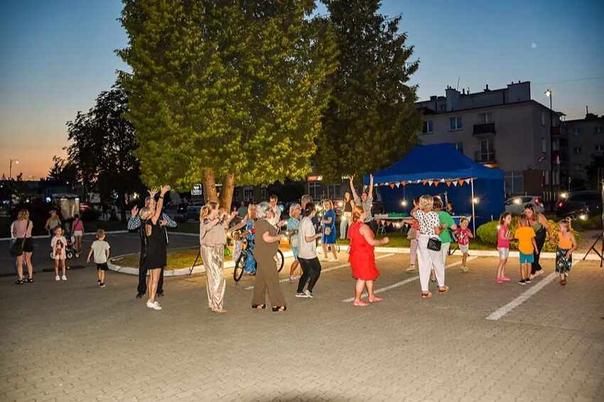 Wysokie Mazowieckie: tańce w kręgu na placu przy Miejskim Ośrodku Kultury