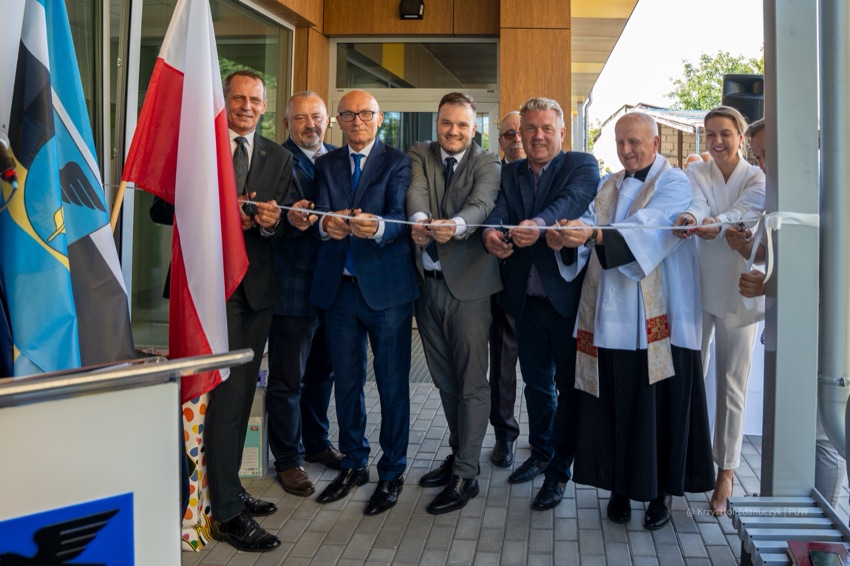 Szepietowo: przecięcie wstęgi podczas otwarcia żłobka Bajkowe Słoneczko