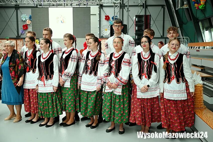 Dziewczęta w strojach ludowych na scenie hali Centrum Wystawienniczo-Targowego w Sokołach podczas ubiegłorocznych Poprawin