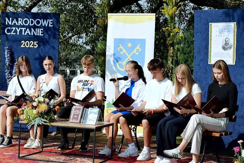 Ciechanowiec: młodzież czyta na scenie plenerowej podczas Narodowego Czytania 2025