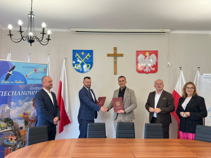 Podpisanie umowy na projekt Cyberbezpieczne Wodociągi Ciechanowiec w sali Urzędu Miejskiego w Ciechanowcu