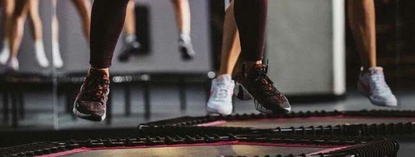 Skok na trampolinie podczas zajęć jumping fitness