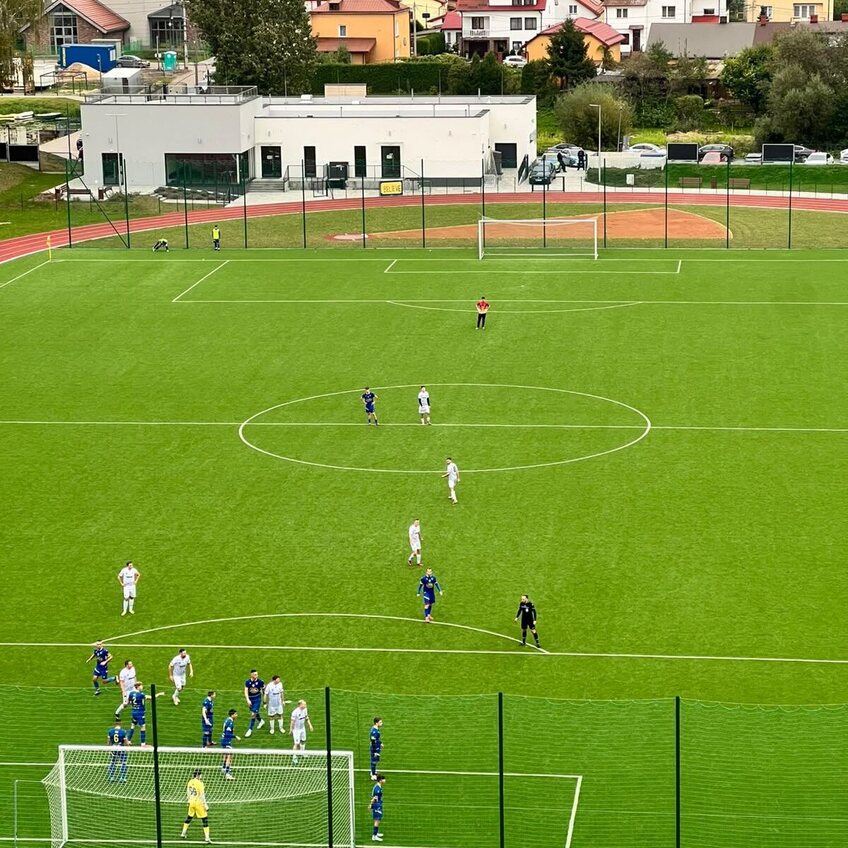 Widok z góry na stadion w Ciechanowcu podczas derbów Unia 1976 - Orlęta Czyżew