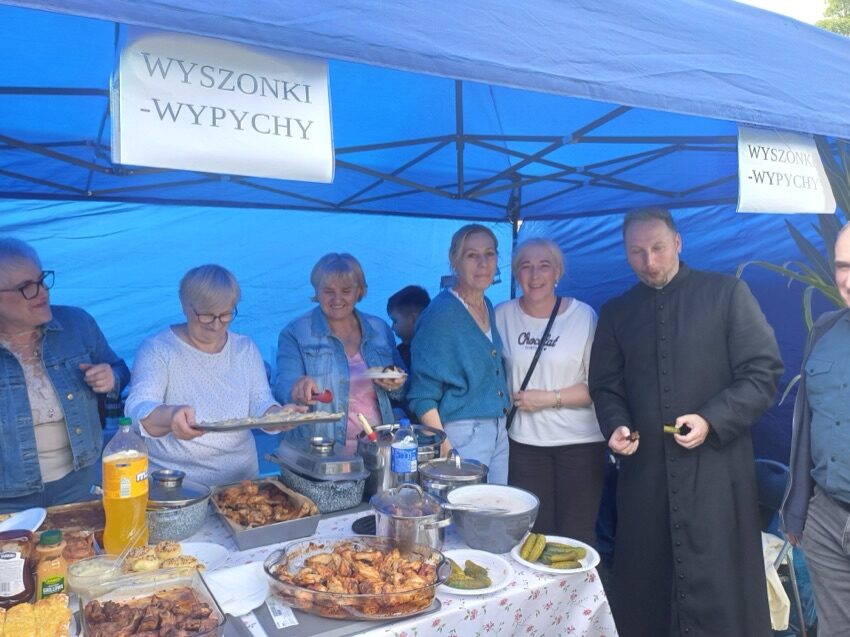 Stoisko z domowym jedzeniem podczas festynu parafialnego w Wyszonkach Kościelnych