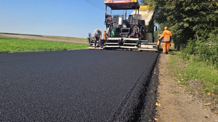Rozkładarka asfaltu na drodze powiatowej między Wyszonkami Kościelnymi a Wyszonkami-Błoniem