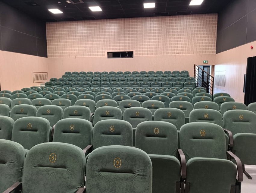 Odnowiona sala kinowa w GOK w Czyżewie z zielonymi fotelami