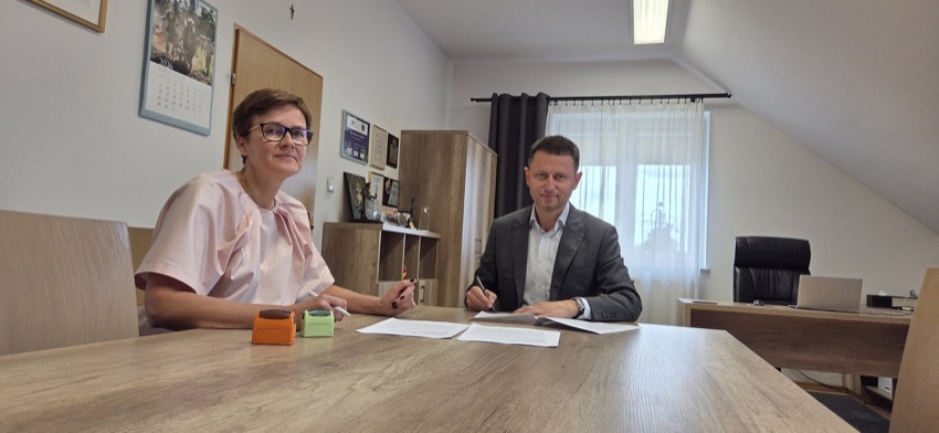 Podpisanie umowy na zakup ładowarki teleskopowej w Urzędzie Gminy Klukowo