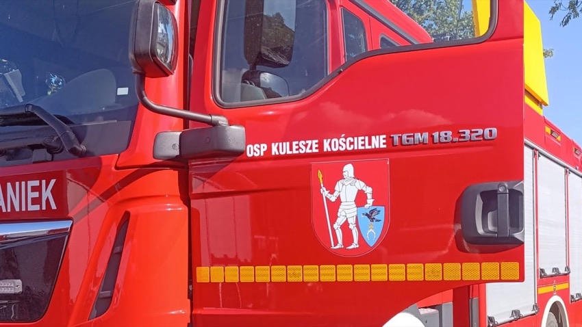 Wóz strażacki OSP Kulesze Kościelne podczas akcji gaśniczej w gminie Kulesze Kościelne