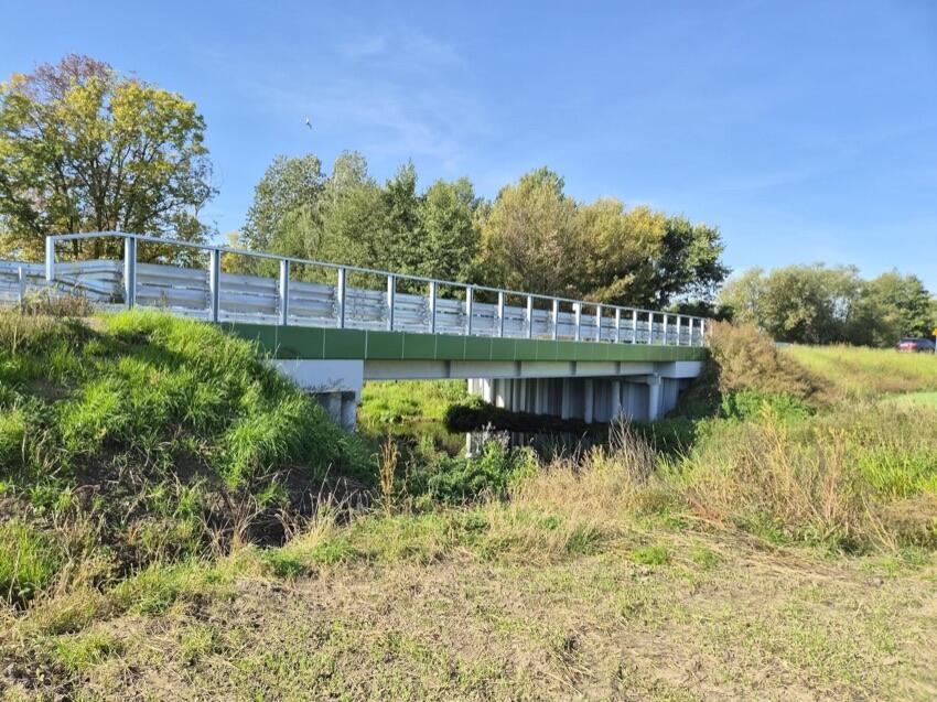 Nowy most nad rzeką Brok w Krzeczkowie-Mianowskim, widok z boku
