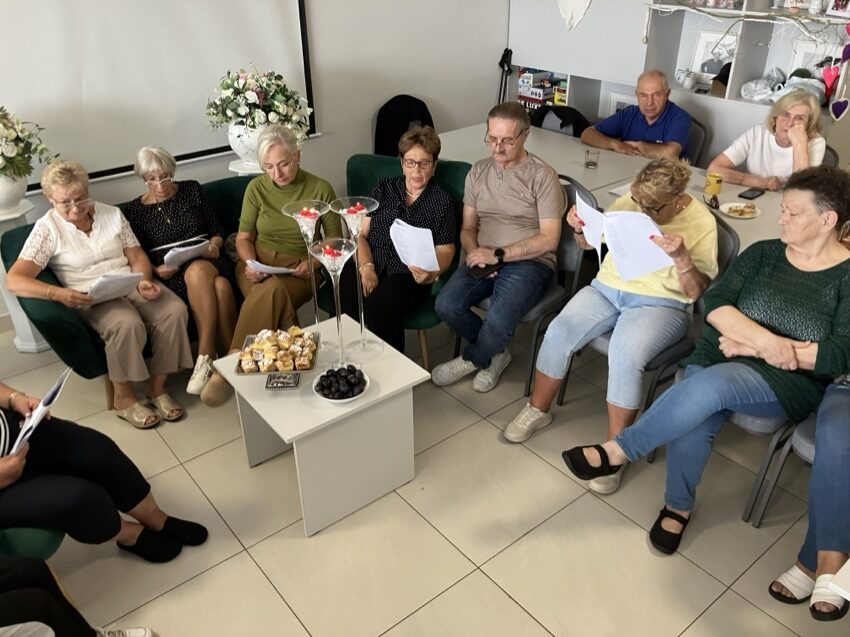 Seniorzy z kartkami czytają fragmenty „Dziadów” w sali Klubu Senior+ w Wysokiem Mazowieckiem
