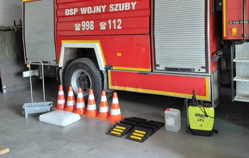 Wojny-Szuby: nowy sprzęt ratowniczy OSP ustawiony przy wozie bojowym