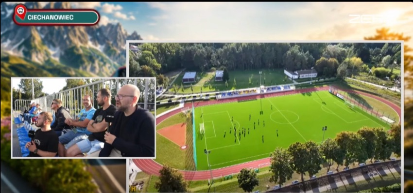 Transmisja Kanału Zero z meczu Unia Ciechanowiec - Cresovia II Siemiatycze: widok stadionu w Ciechanowcu z drona i komentatorzy na trybunie