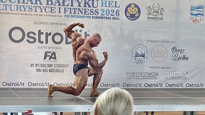 Zawodnik w pozie kulturystycznej na scenie XI Pucharu Bałtyku w Helu